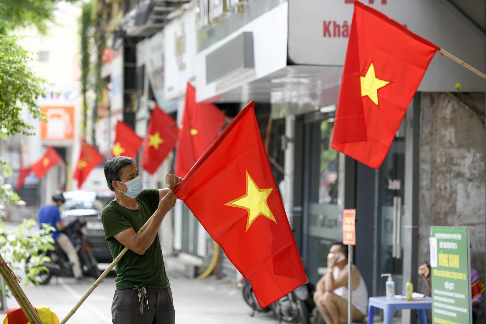 Bác Đỗ Quang Hạnh, Phó tổ trưởng Tổ 11, phường Thổ Quan trực tiếp đi treo cờ tại các hộ gia đình.