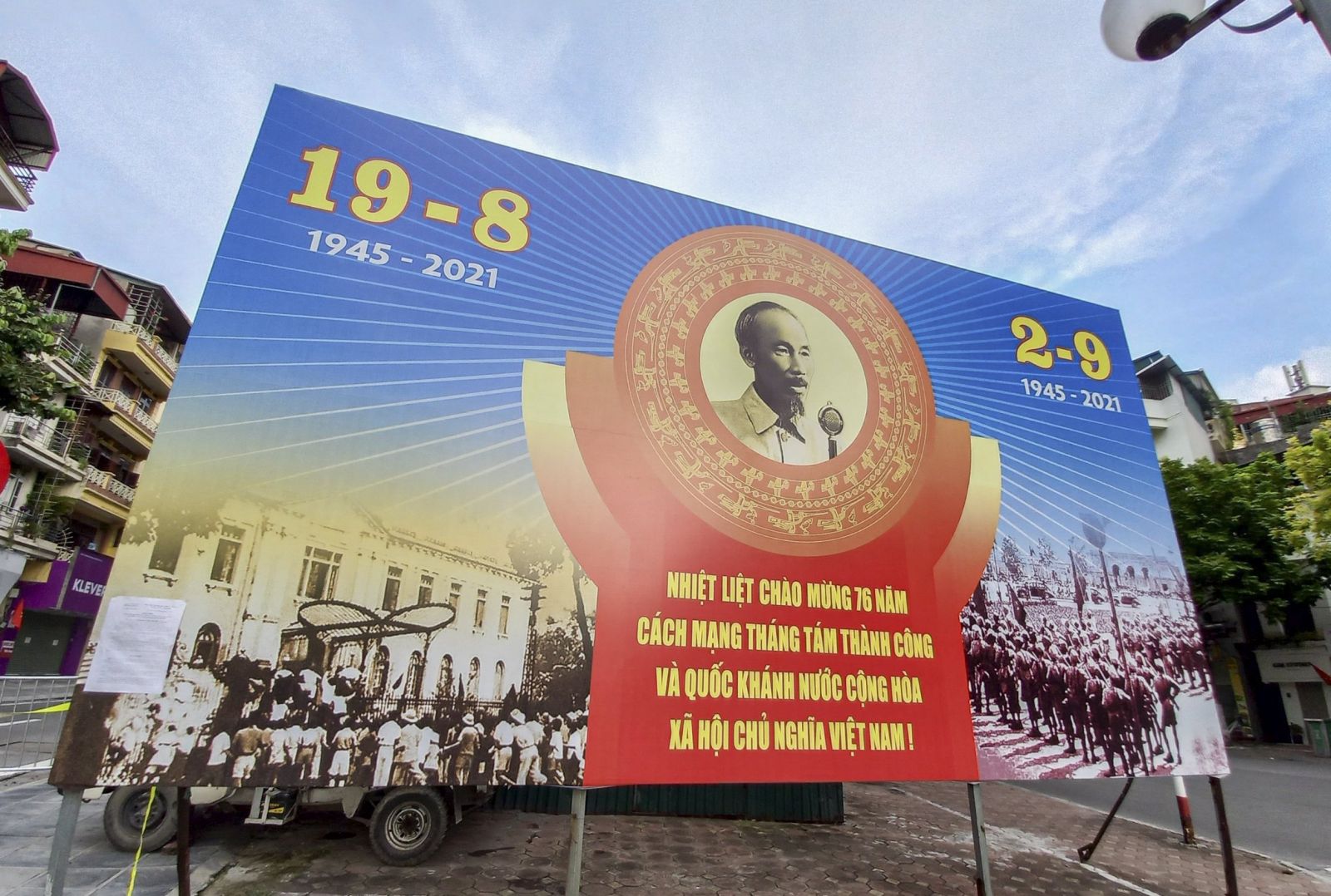 Tấm pano cỡ lớn chào mừng 76 năm ngày Cách mạng Tháng Tám và Quốc khánh 2-9 được đặt tại phố Sơn Tây - Trần Phú.
