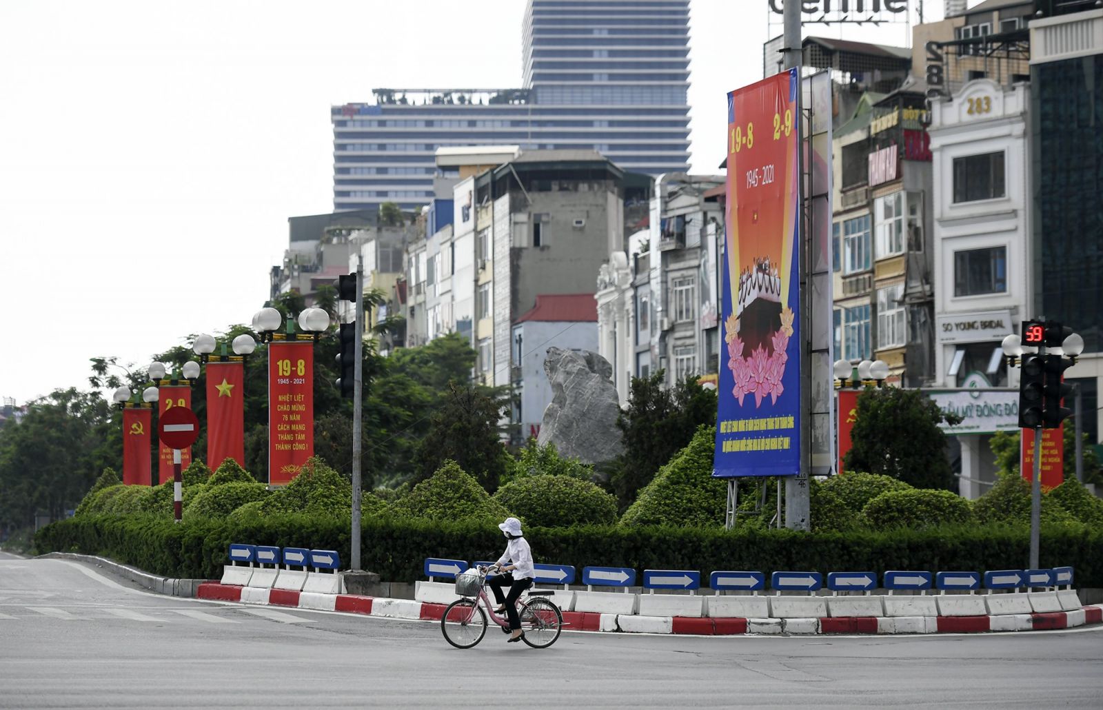 Những ngày này, Hà Nội rực đỏ sắc cờ trên khắp các phố phường.