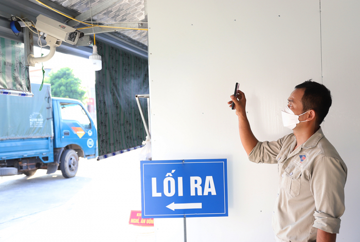 Người dân quét mã QR qua hệ thông Camera giám sát tại các chốt kiểm soát dịch của tỉnh Phú Thọ