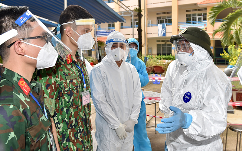 Thủ tướng Phạm Minh Chính (ngoài cùng bên phải) kiểm tra một trạm y tế lưu động tại TP Hồ Chí Minh, ngày 26/8 vừa qua