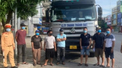 Nghệ An: “Chặn đứng” xe đầu kéo có dòng chữ “C.Ty Thanh Thành Đạt” chở 6 người trên cabin “thông chốt” ra ngoài TP. Vinh