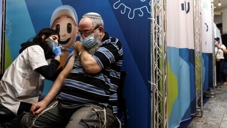 Một người đàn ông nhận được liều vắc-xin COVID-19 thứ ba ở Jerusalem vào giữa tháng Tám. © Reuters