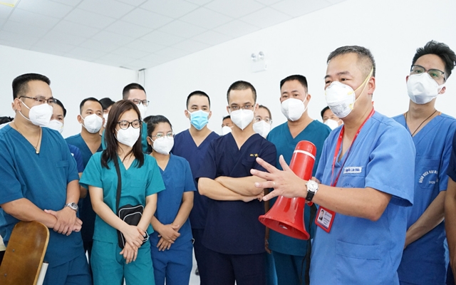 PGS-TS Nguyễn Lân Hiếu dặn dò các Y - Bác Sĩ về công việc lấy mẫu xét nghiệm cho các bệnh nhân nhiễm Covid-19