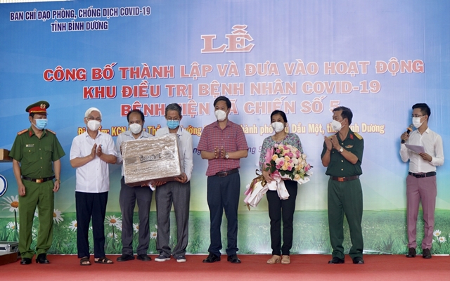 Bí thư Tỉnh ủy ông Nguyễn Văn Lợi tặng khẩu trang cho bệnh  viện dã chiến số 5