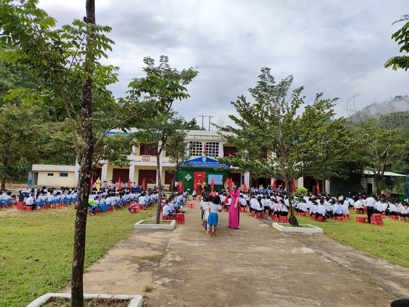 Năm học này Quảng Nam có 799 trường, giảm 4 trường so với cuối năm học 2019 - 2020.  Tính đến nay toàn tỉnh có 23.555 cán bộ, giáo viên. Trong đó, 1.751 cán bộ quản lý, 18.561 giáo viên, 3.39 nhân viên.