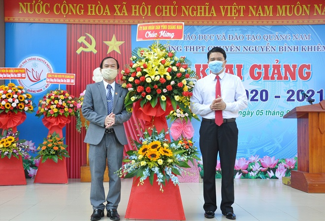 Phó Chủ tịch UBND tỉnh Trần Văn Tân đến dự lễ khai giảng của Trường THPT chuyên Nguyễn Bỉnh Khiêm (TP.Tam Kỳ), tặng lẵng hoa của UBND tỉnh và đánh hồi trống khai trường.