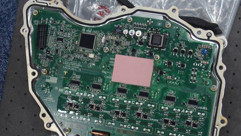 Một biến tần Tesla Model 3 có chứa chip cacbua silicon được nhìn thấy trong quá trình xé nhỏ. (Ảnh do giáo sư Đại học Nagoya Masayoshi Yamamoto cung cấp)