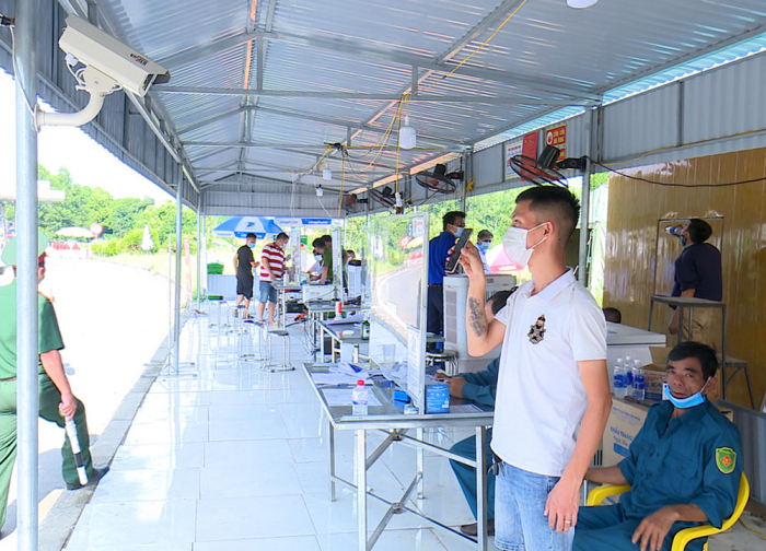 Người dân quét mã QR qua Camera tại chốt kiểm dịch số 5 huyện Phù Ninh (Phú Thọ)