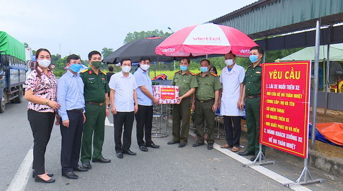 Lãnh đạo huyện Phù Ninh (Phú Thọ) thăm, tặng quà các lực lương tại chốt kiểm dịch nút IC8 cao Tốc Nội Bài- Lào Cai