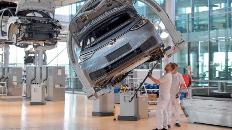 Các kỹ thuật viên làm việc trong dây chuyền lắp ráp ID điện của hãng xe Đức Volkswagen. 3 chiếc xe ở Dresden, Đức, ngày 8 tháng 6 năm 2021.