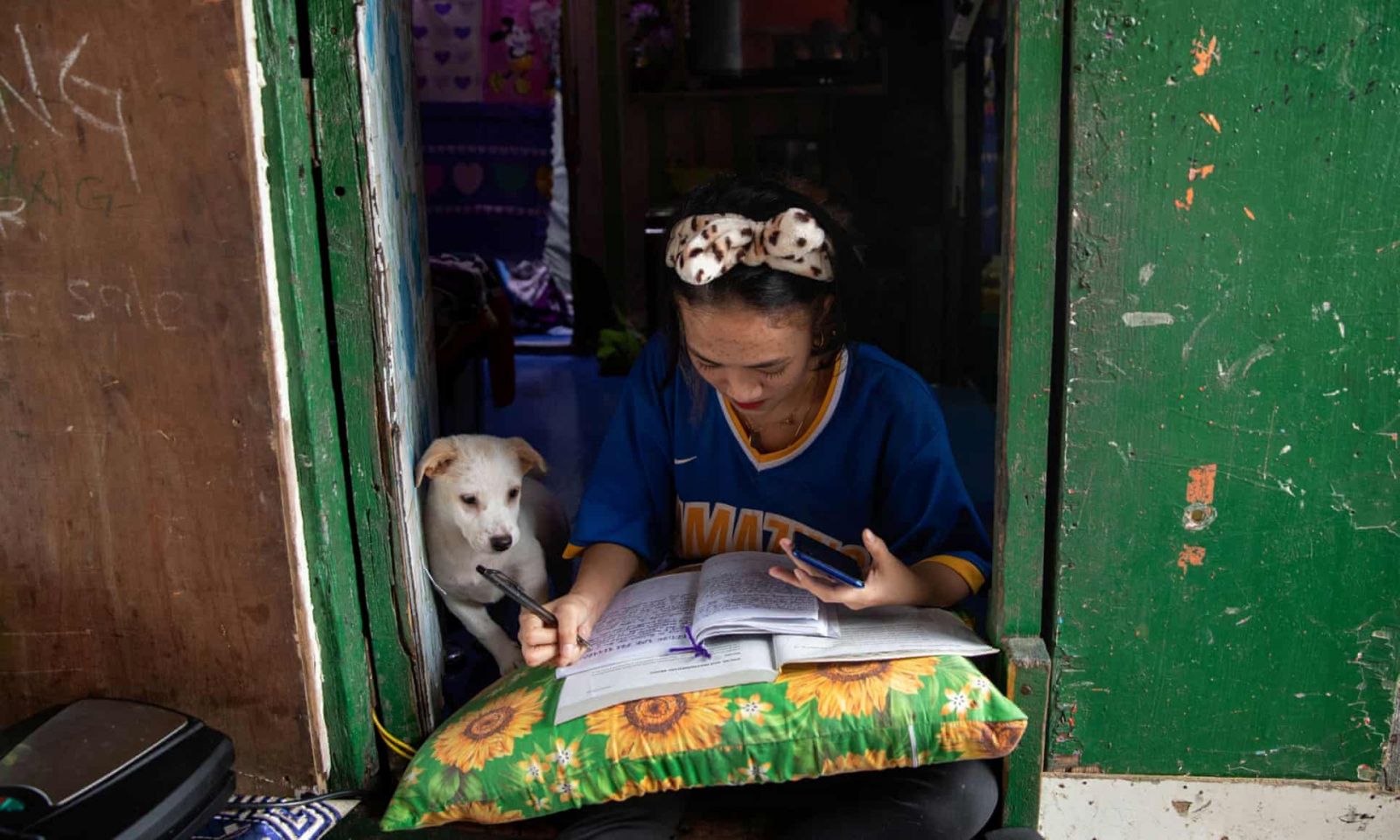 Annne, 14 tuổi cố gắng làm bài tập và nghe giảng online tại Philippines
