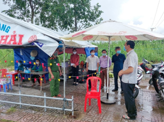 Chủ tịch UBND tỉnh Lâm Minh Thành đến thăm, tặng quà các chốt kiểm soát phòng, chống dịch Covid-19 trên địa bàn huyện U Minh Thượng