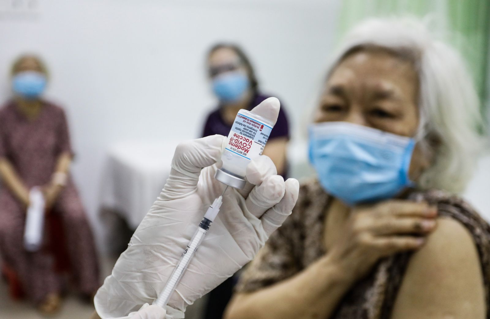 Người dân tiêm vaccine Moderna ở TP.HCM