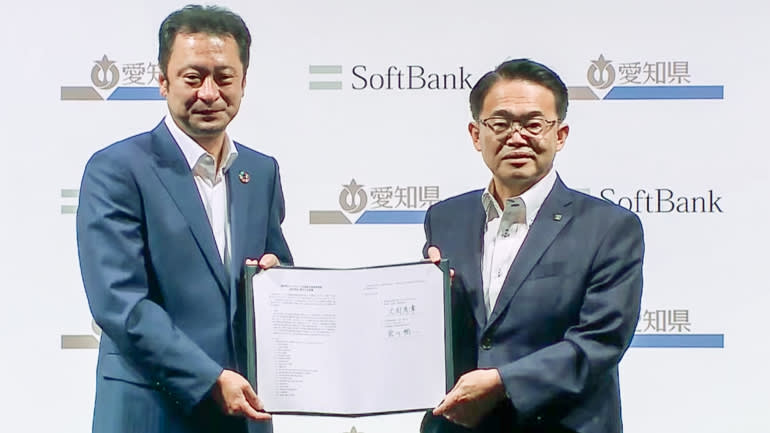 Giám đốc điều hành SoftBank Junichi Miyakawa, trái và Thống đốc Aichi Hideaki Ohmura tham dự lễ ký kết tại khuôn viên khởi nghiệp Station Ai. (Ảnh chụp màn hình từ trang web của SoftBank)