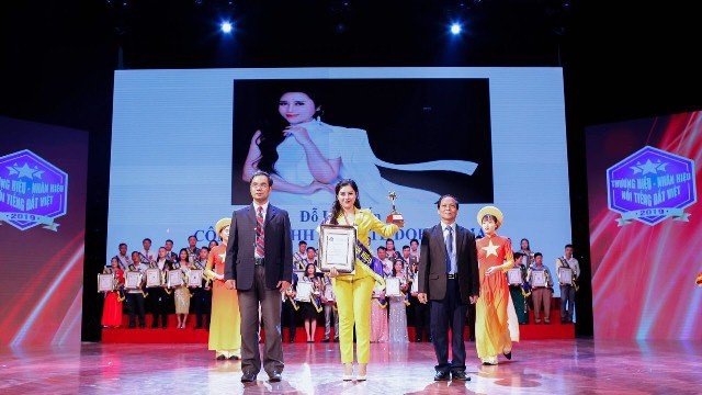CEO Phạm Kim Group – Ms Đỗ Kim Yến nhận Giải thưởng Thương hiệu – Nhãn hiệu nổi tiếng Đất Việt.
