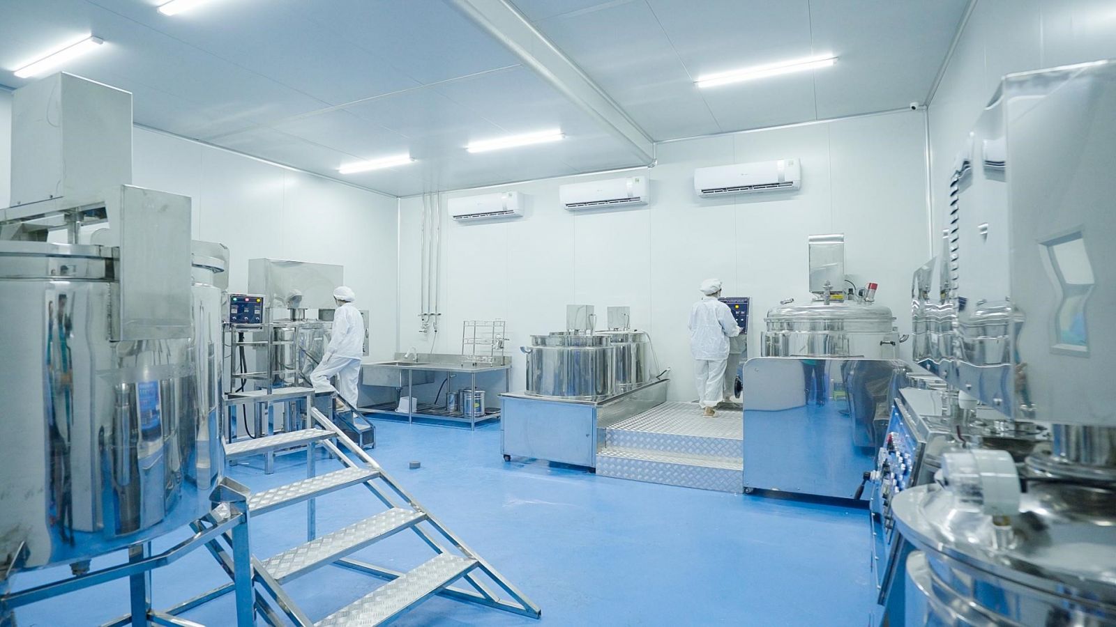 Nhà máy sản xuất mỹ phẩm được đầu tư trang thiết bị hiện đại, dựa theo tiêu chuẩn nhà máy sản xuất mỹ phẩm ASEAN