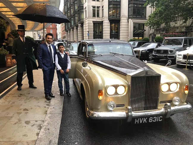 Adar Poonawalla cùng con trai Cyrus bên siêu xe Rolls-Royce Phantom. Ảnh: Instagram.