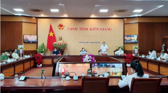 Chủ tịch UBND tỉnh Lâm Minh Thành (đứng), phát biểu ý kiến tại hội nghị trực tuyến với Chính phủ về chống khai thác IUU