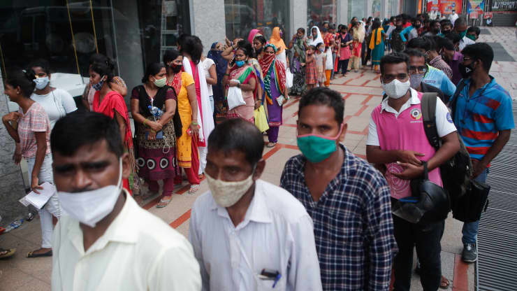 Dòng người xếp hàng tiêm vắc xin tại Ấn Độ