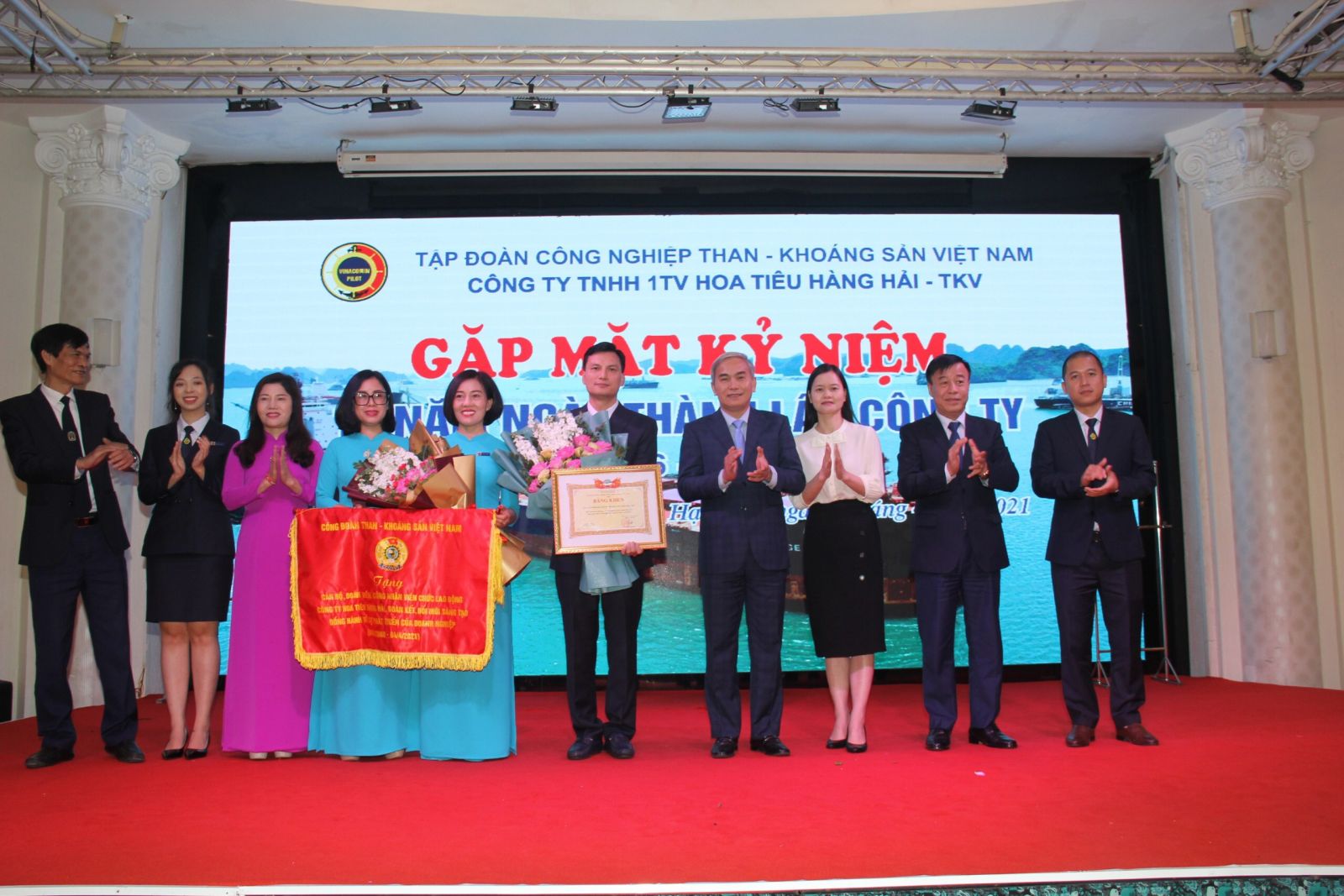 Công ty TNHH 1TV Hoa tiêu Hàng hải -TKV nhận Bằng khen của Tập đoàn CN Than -Khoáng sản Việt Nam vì đã có thành tích đóng góp cho sự nghiệp xây dựng và phát triển TKV