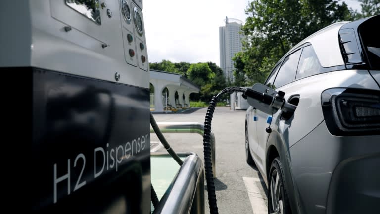 Một chiếc ô tô tiếp nhiên liệu tại một trạm hydro ở Seoul. Các tập đoàn hàng đầu của Hàn Quốc đang củng cố bí quyết của họ về nguồn năng lượng với tầm nhìn ra thị trường toàn cầu. © Reuters