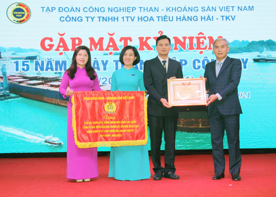 Lãnh đạo Tập đoàn CN Than - Khoáng sản Việt Nam tặng Bằng khen và cờ trướng cho Công ty
