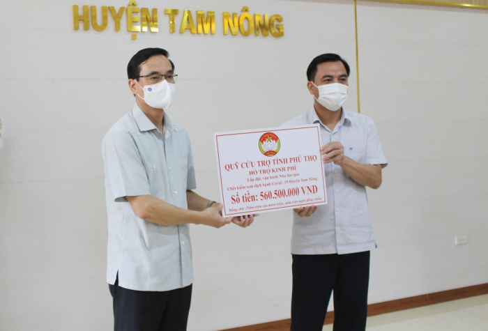 Chủ tịch UBMTTQ tỉnh Phú Thọ trao quà ủng hộ cho lãnh đạo huyện Tam Nông