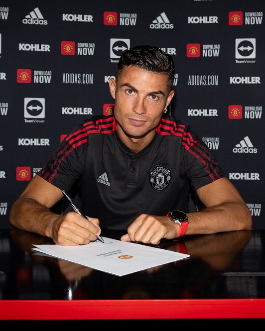 Khoảnh khắc Ronaldo chính thức ký hợp đồng gia nhập M.U