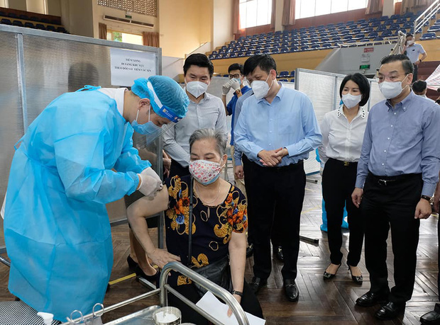 Bộ trưởng Nguyễn Thanh Long kiểm tra điểm tiêm Vaccine