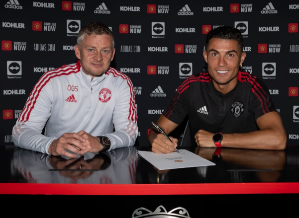 Ronaldo chính thức ký hợp đồng với Manchester United