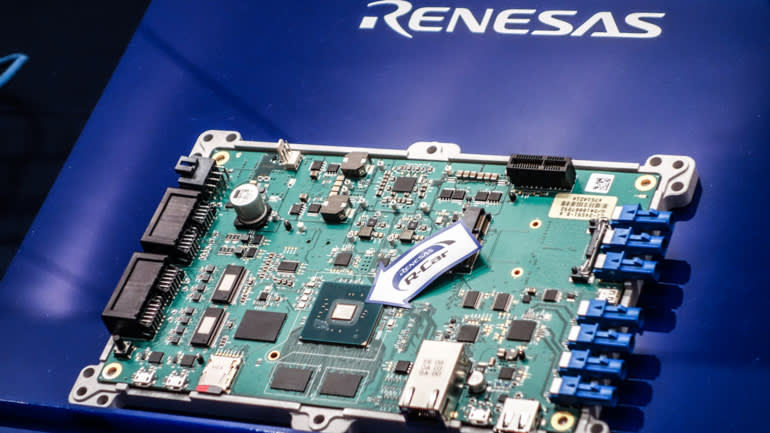 Các chip được sử dụng trong ô tô và rô bốt công nghiệp được cung cấp bởi Renesas Electronics, công ty sản xuất 60% đến 70% chip trong nhà và thầu phụ phần còn lại cho các xưởng đúc như TSMC. (Ảnh của Hideaki Ryugen)