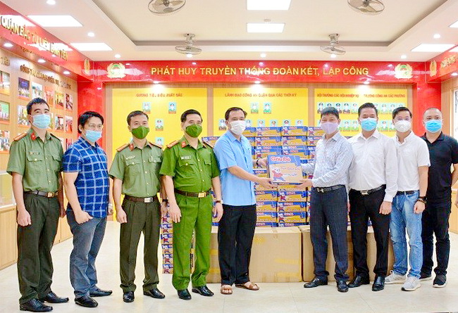 FC Báo chí Phú Thọ tại Hà Nội đã đến thăm, và trao quà cho cán bộ, chiến sĩ công an, thanh tra giao thông quận Bắc Từ Liêm.