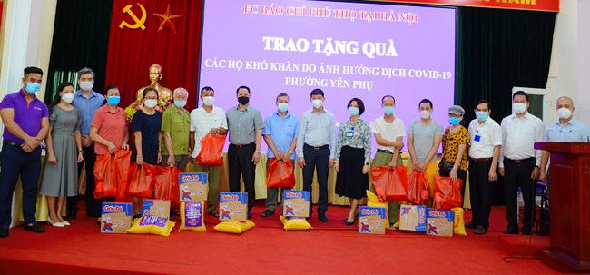 FC Báo chí Phú Thọ tặng quà cho người dân khó khăn của phường Yên Phụ
