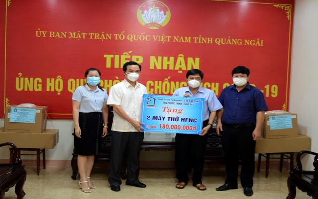 Đại diện Uỷ ban MTTQ tỉnh Quảng Ngãi tiếp nhận 02 máy thở oxy lưu lượng cao