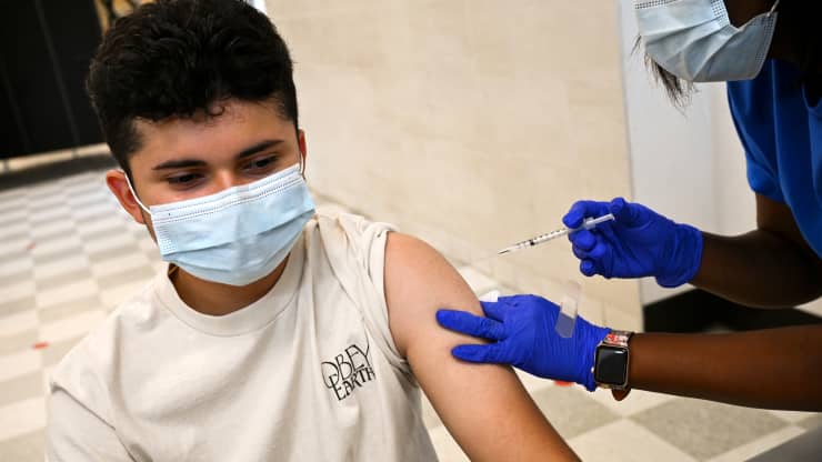 Freeport, NY: Daniel Merlos, 15 tuổi, ở Freeport, New York, được tiêm vắc-xin Covid-19 tại Trường Trung học Freeport, nơi Bệnh viện Mount Sinai Nam Nassau đã cung cấp vắc-xin COVID-19 cho tất cả học sinh, nhân viên và cư dân cộng đồng đủ điều kiện, vào ngày 15 tháng 7 , Năm 2021.