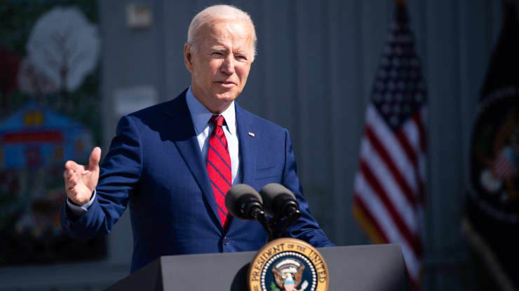 Tổng thống Hoa Kỳ Joe Biden phát biểu về biện pháp bảo vệ chống virus coronavirus trong trường học trong chuyến thăm trường trung học cơ sở Brookland ở Washington, DC, ngày 10 tháng 9 năm 2021.