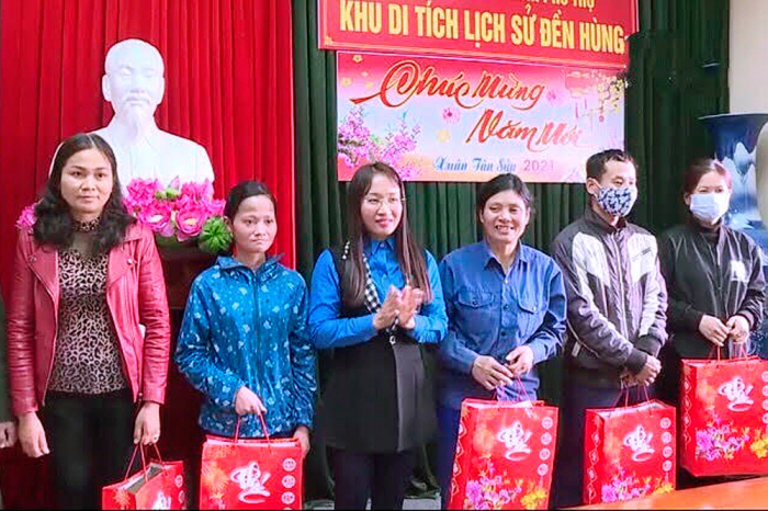 Lãnh đạo CĐVC tỉnh Phú Thọ tặng quà cho đoàn viên CĐCS Khu Di tích lịch sử Đền Hùng