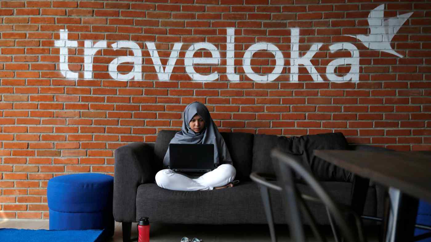 Một nhân viên làm việc tại trụ sở của Traveloka ở Jakarta, Indonesia. Công ty hiện có khả năng sẽ ra công chúng thông qua một đợt IPO truyền thống ở Mỹ, thu về số tiền lên tới 400 triệu USD. © Reuters