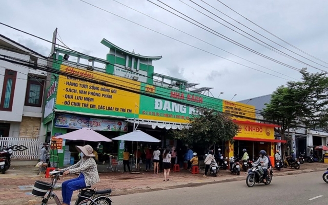 Một nhà sách tại thị trấn Phước Bửu huyện Xuyên Mộc đang mở của bán hàng.  Ảnh : Minh Hải