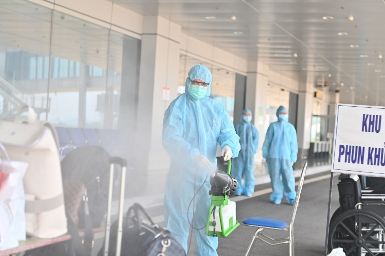 Hành lý xách tay của khách được phun khử khuẩn bằng chất khử trùng chuyên dụng