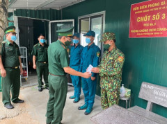 Chỉ huy trưởng Bộ đội Biên phòng Kiên Giang kiểm tra các chốt phòng, chống dịch ở Phú Quốc