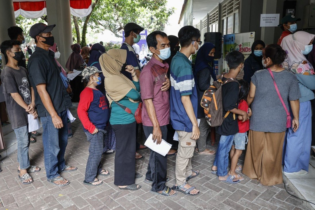 Người dân Indonesia xếp hàng tiêm vắc xin