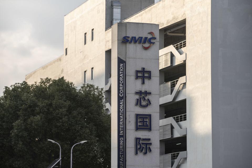 Biển hiệu của Tập đoàn Quốc tế Sản xuất Chất bán dẫn tại trụ sở chính của công ty ở Thượng Hải, Trung Quốc (Nguồn: BLOOMBERG).