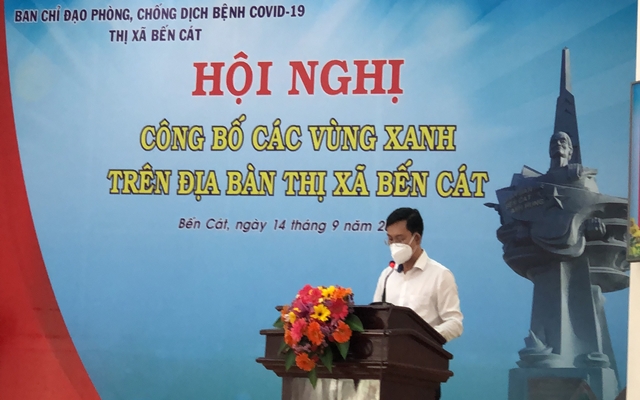 Ông Bùi Duy Hiền – Bí thư Thị ủy, Trưởng ban Chỉ đạo Phòng, chống dịch Covid-19 thị xã Bến Cát phát biểu tại Hội nghị