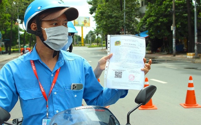 Người điều khiển phương tiện cần xuất trình các loại giấy tờ gồm có: Giấy xét nghiệm COVID-19 còn hiệu lực, Giấy phép lái xe đối với người điều khiển phương tiện, Căn cước công dân hoặc Chứng minh thư còn hiệu lực sẽ được thông chốt soát dịch