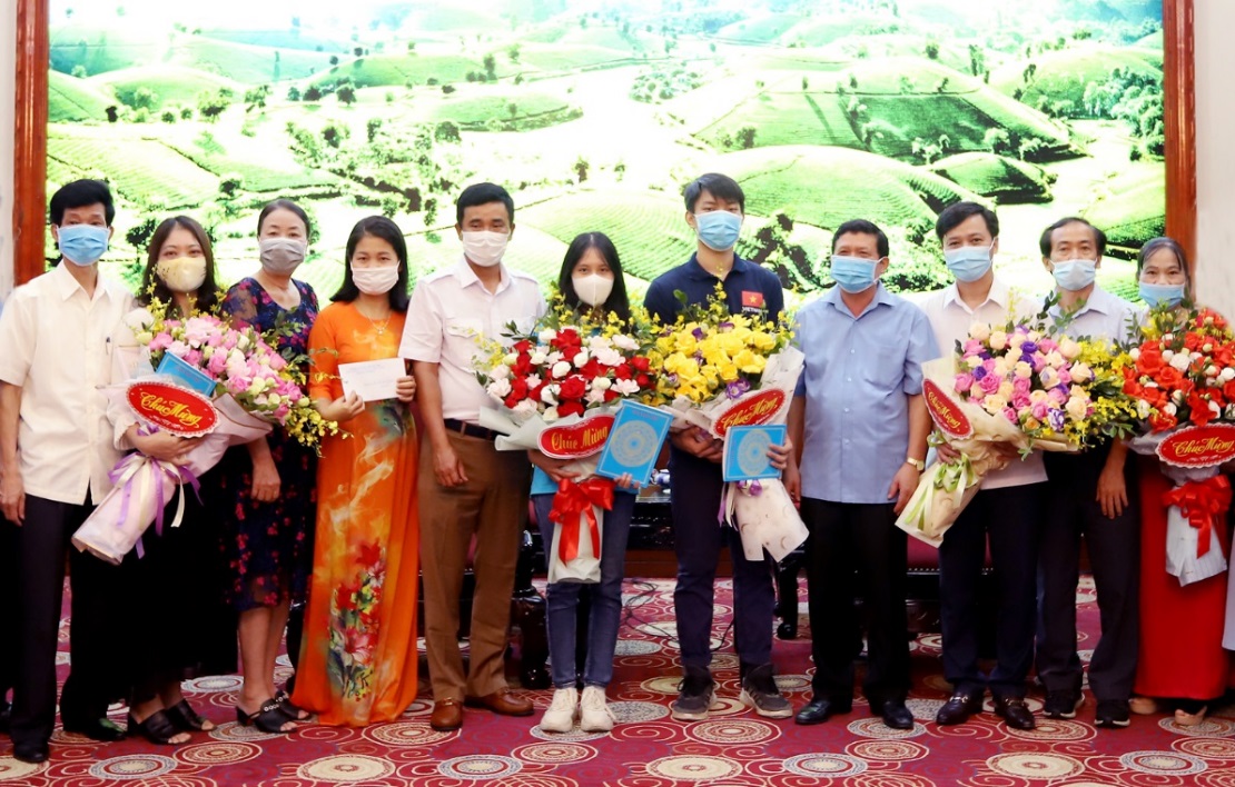 Phó Chủ tịch UBND tỉnh Phú Thọ và lãnh đạo Sở GD&ĐT chúc mừng học sinh đoạt giải Olympic Sinh học (Ảnh minh họa)