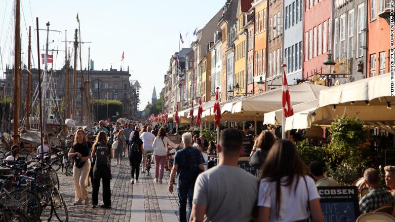 Người dân tự do ra đường ở Đan Mạch