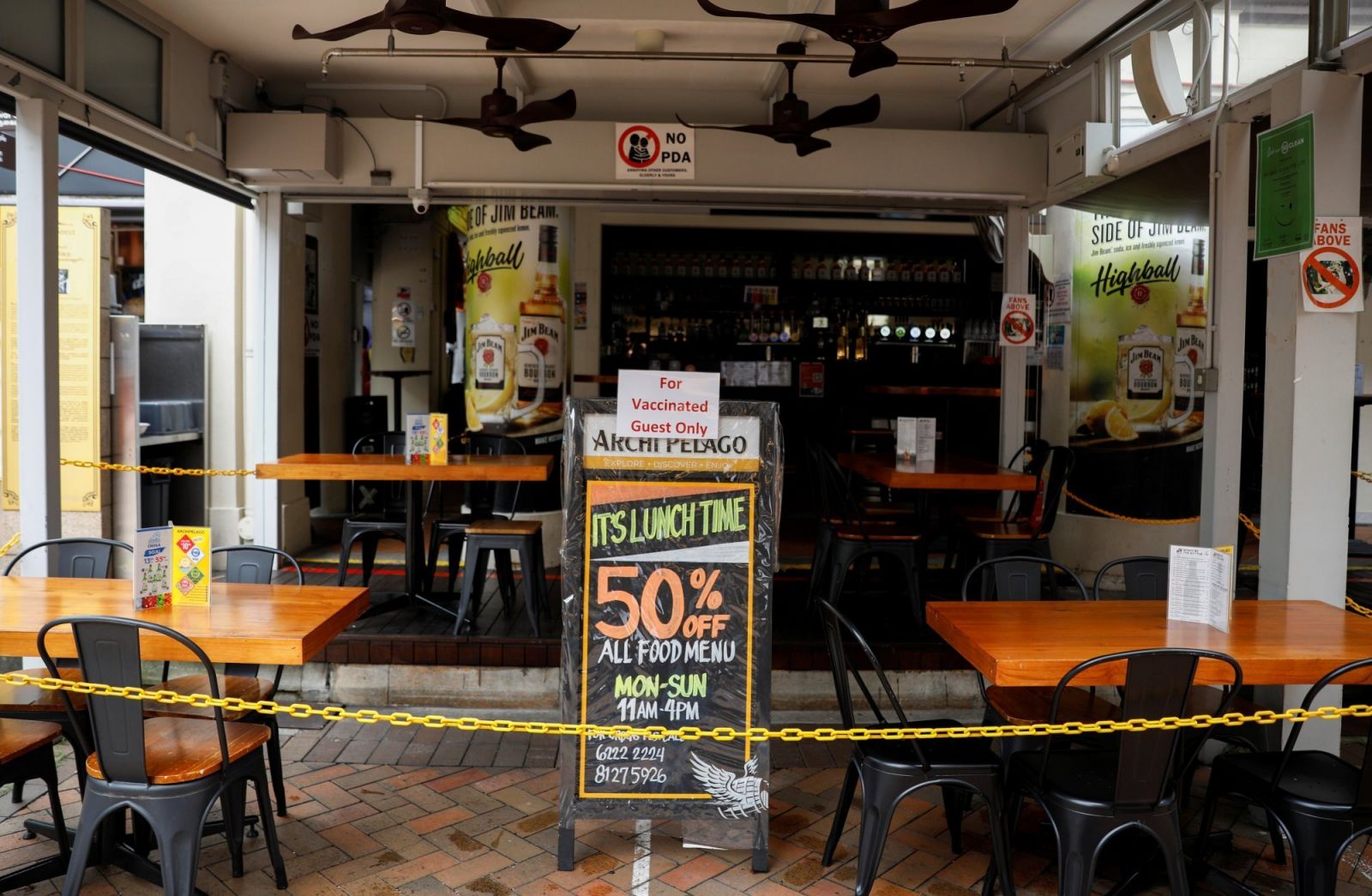 Một tấm biển trong một quán rượu ở Khu Phố Tàu của Singapore có nội dung “Chỉ dành cho khách đã tiêm phòng”. Ảnh: Reuters