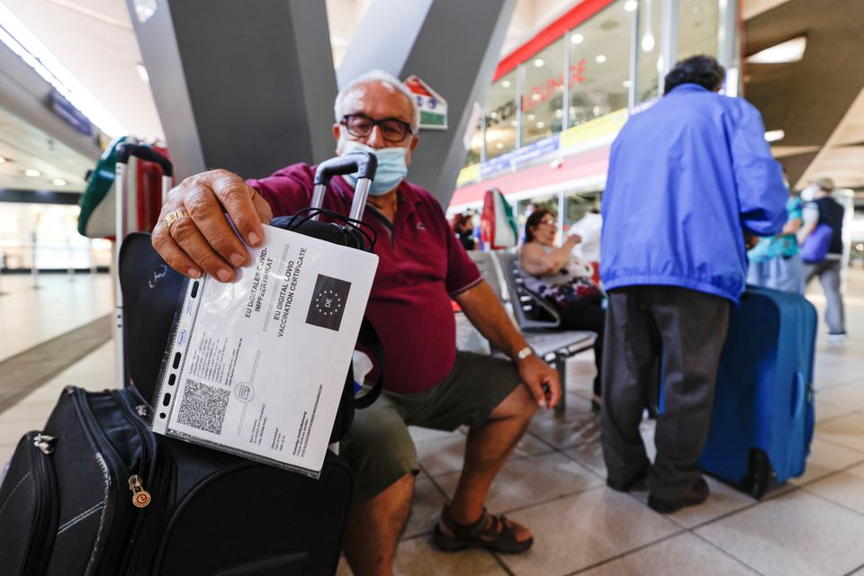 Một người đàn ông xuất trình chứng nhận  tại ga trung tâm Naples, Ý, ngày 1 tháng 9 năm 2021.